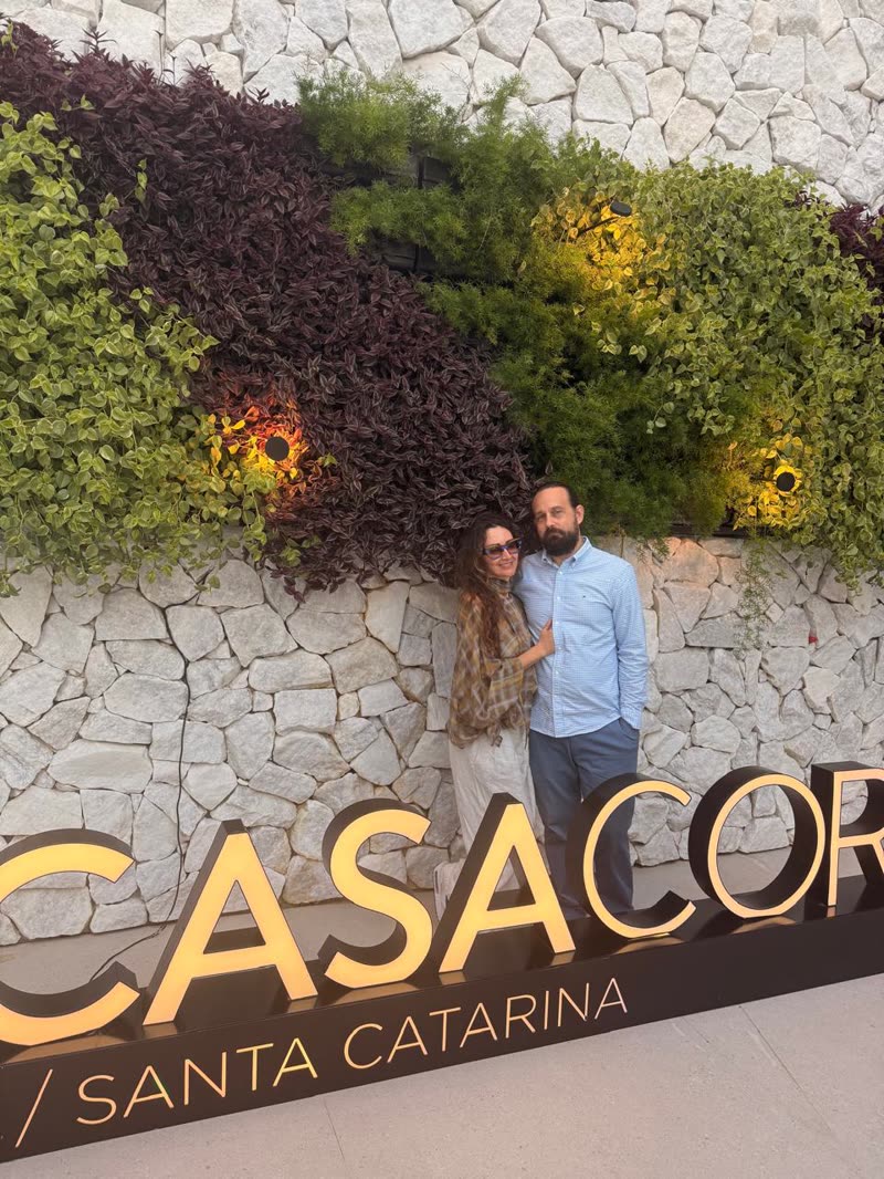 Eugim e Thatá, fundadores da D'Lócus Marcenaria, na CasaCor Santa Catarina